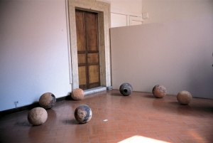 Coronis, installazione, terracotta e ossidi, Ø cm 34 - 40
